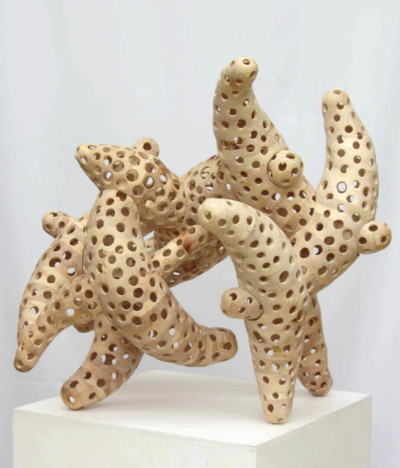 Baleines rongées d’inquiétude à l’idée que leur espèce puisse disparaître en raison du réchauffement climatique - François LACOSTE Sculpture en bois de baleines entremêlées