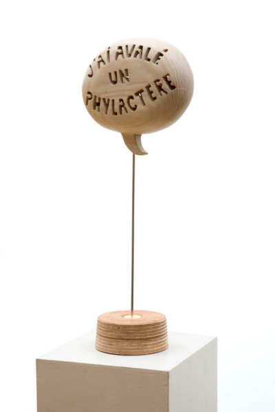Bulle de BD - François LACOSTE Sculpture en bois d'une bulle de BD sur un support