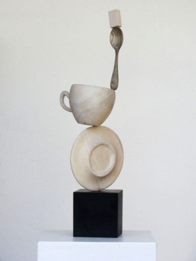 Café très fort - François LACOSTE Sculpture en bois d'un sucre en équilibre sur une cuillère, sur une tasse, sur une soucoupe.