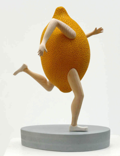 Citron pressé - François LACOSTE Sculpture en bois d'un citron jaune avec bras et jambes, en train de courir