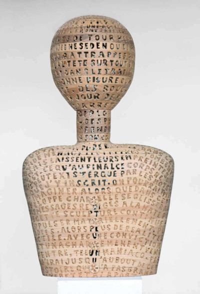Dolly Prane a des mots de tête - François LACOSTE Sculpture en bois : tête et buste entièrement gravés de mots.