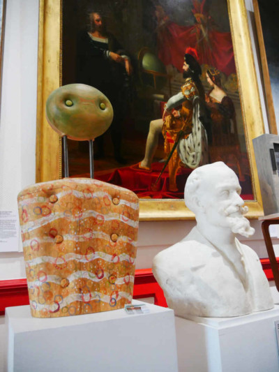 Musée des Beaux-Arts - Libourne 2 sculptures devant un tableau