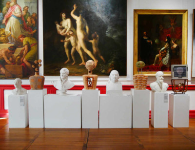 Musée des Beaux-Arts - Libourne 8 sculptures en rang d'oignon devant des tableaux