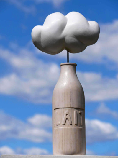 Nuage de lait - François LACOSTE Sculpture en bois d'un nuage surplombant une bouteille de lait