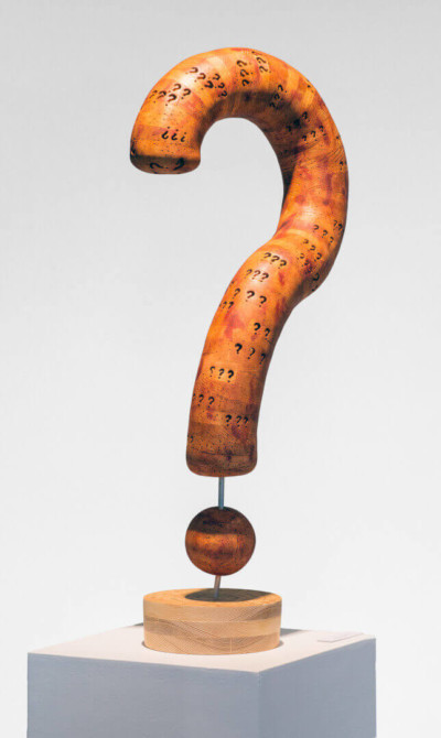 Aide pour faire le tour de la question - François LACOSTE Sculpture en bois d'un point d'interrogation