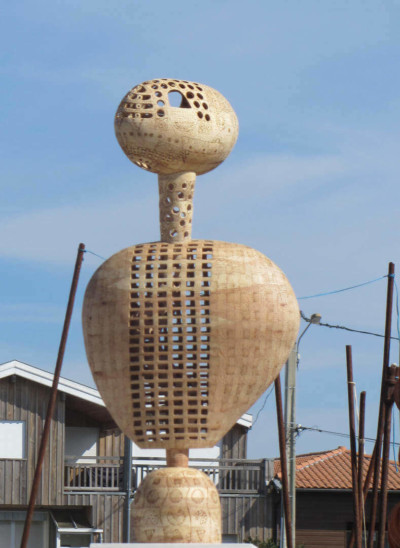 Retour vers le futur - François LACOSTE Sculpture en bois en forme d'ET
