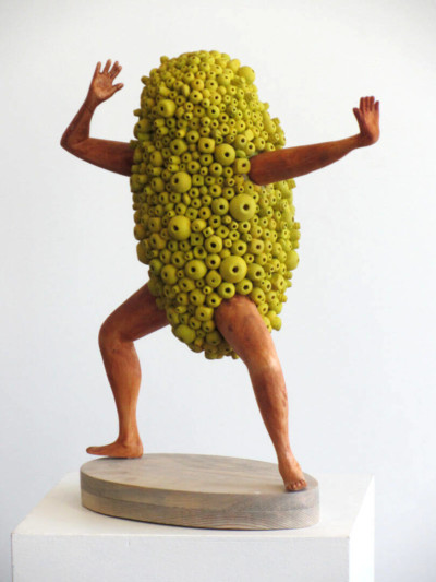 Touche pas à ma nature - François LACOSTE Sculpture en bois : bras et jambes émergeant d'un nuage de perles vertes dans une attitude défensive
