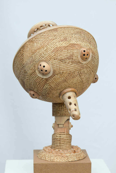 Toupie ou not toupie - François LACOSTE Sculpture en bois d'une tête en forme de toupie