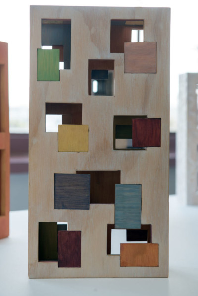 Boîte de la série Corbu-extrapolations - François LACOSTE Sculpture en bois en forme de boîte ajourée avec marqueterie colorée