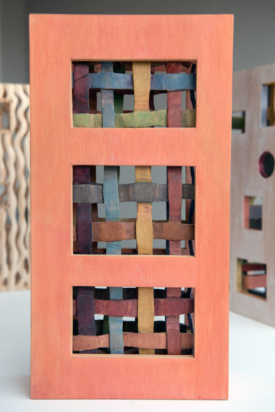 Boîte de la série Corbu-extrapolations - François LACOSTE Sculpture en bois en forme de boîte ajourée avec tressage coloré