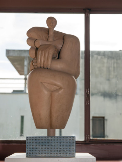 Allégresse - François LACOSTE Sculpture en bois devant une fenêtre