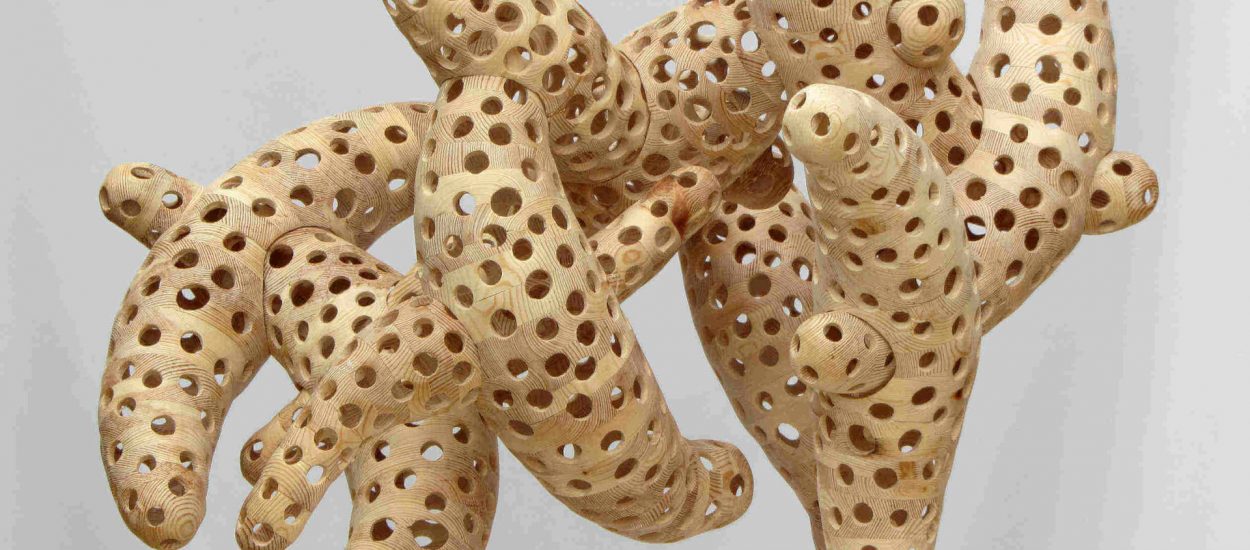 Sculpture en bois représentant des baleines entremêlées.