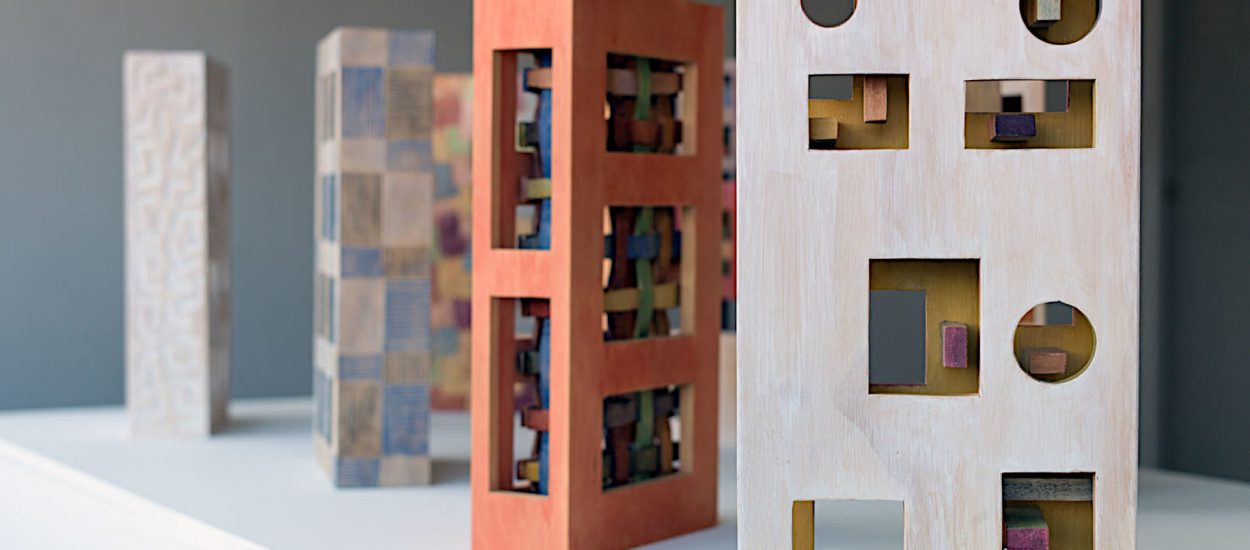 Sculptures en bois en forme de boîte, évoquant Le Corbusier